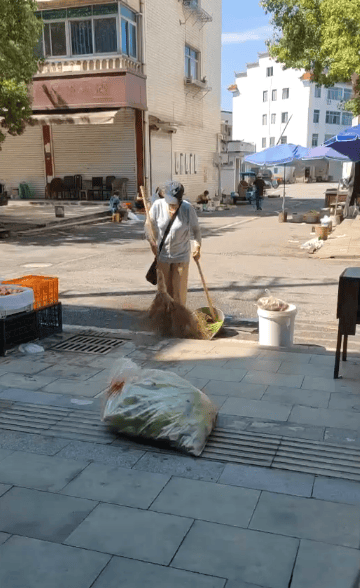 浙江一店主允许大妈门口摆摊<strong></p>
<p>okex无法安装此app</strong>，时常被大妈“投喂”蔬果：每次收摊时，都打扫得干干净净