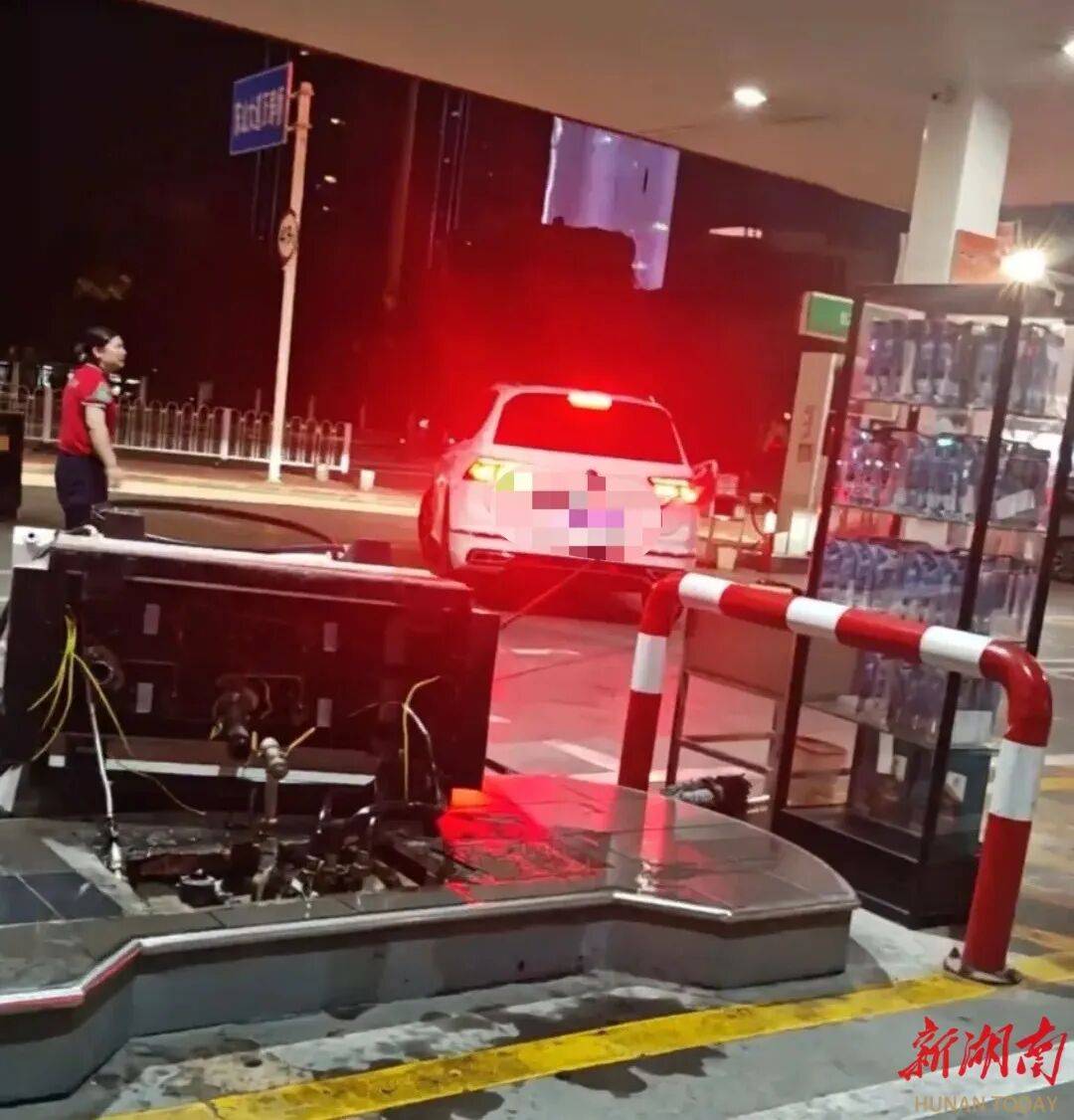 湖北一车主加完油忘拔加油枪开车就走<strong></p>
<p>okex交易佣金</strong>，直接拽倒加油机，工作人员：幸好加油机的切断阀自动紧急关闭