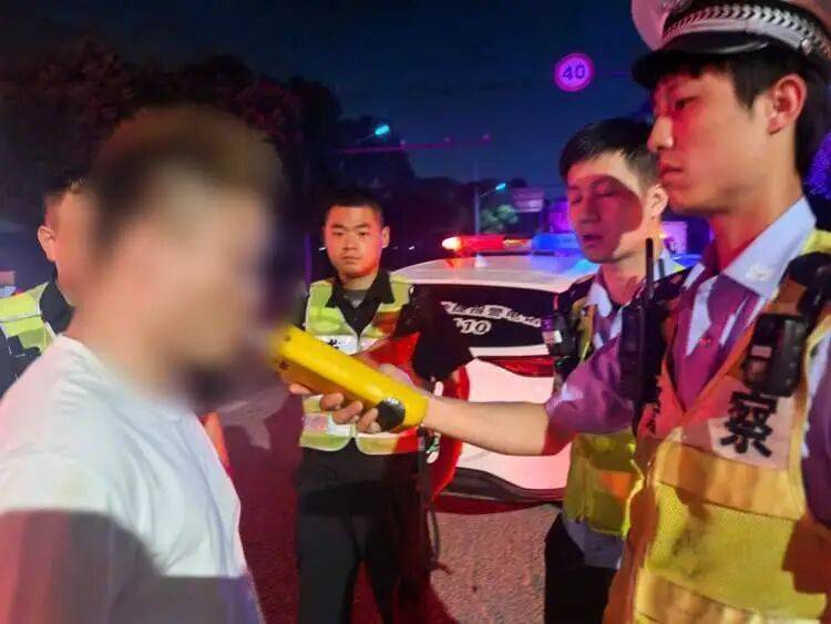 衣服都换了<strong></p>
<p>okex登入</strong>，却忘了换鞋子！上海警方：王某已被采取刑事强制措施