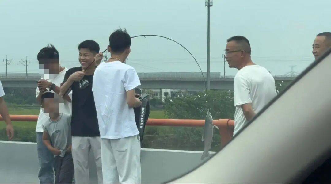 男子高速遇堵车下车钓鱼<strong></p>
<p>okex官网app</strong>，首竿即中！开怀大笑：“鱼送路人了”
