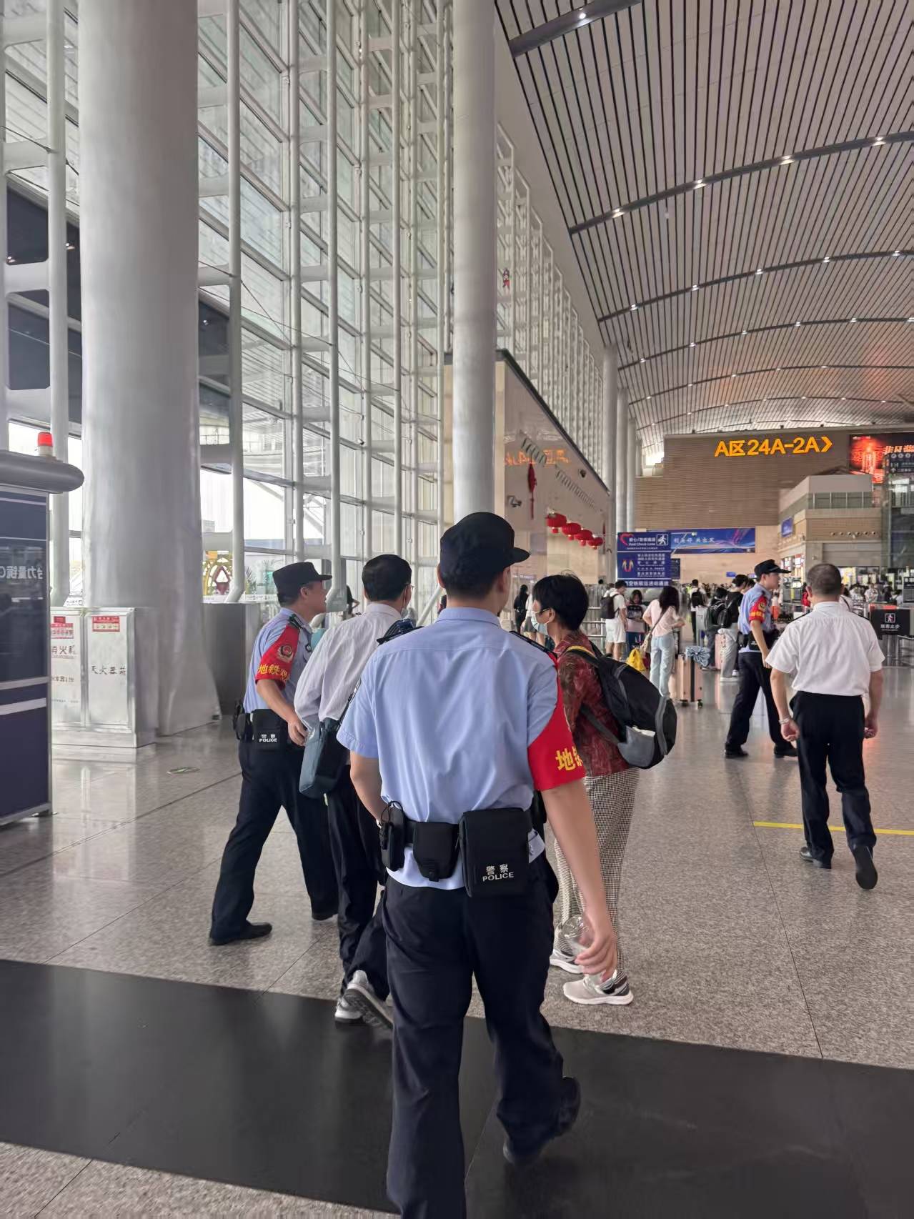 离高铁发车仅剩半小时！长沙民警接到一对海南老年夫妻求助<strong></p>
<p>okex买币教程</strong>，一路护送其顺利进站