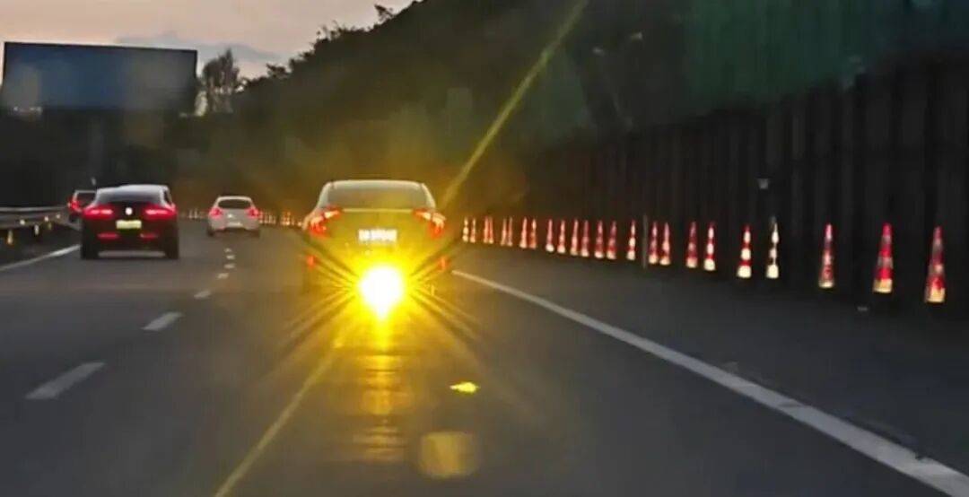 举报<strong></p>
<p>okex买币教程</strong>！贵B59***号小型轿车加装射灯闪后车！民警：查！