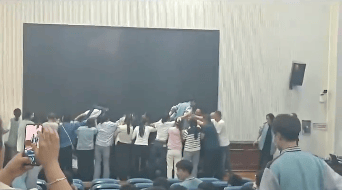 家长跪地被学生轮流踩踏<strong></p>
<p>okex教学</strong>，校方凌晨道歉