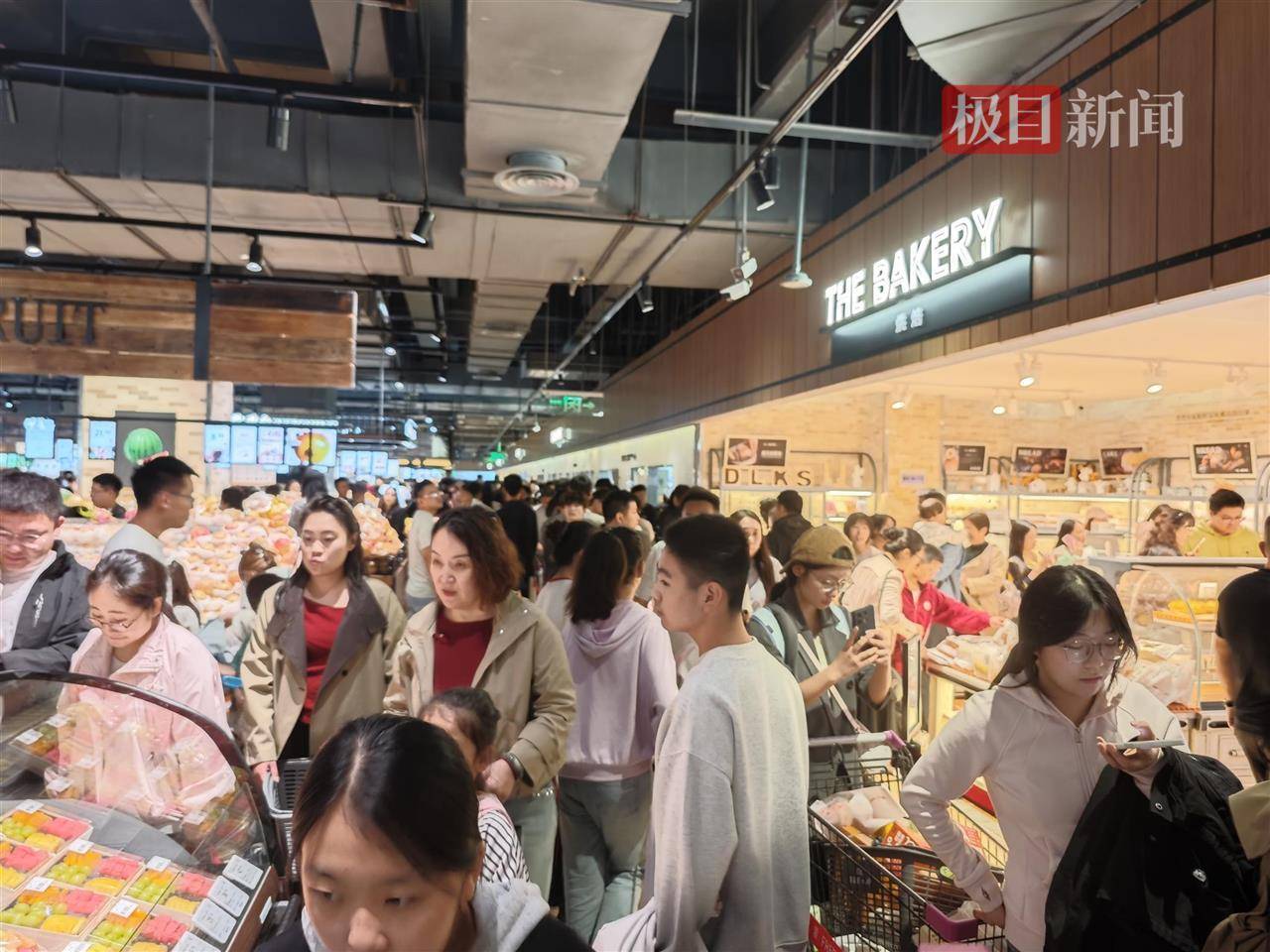 中秋夜的新乡胖东来能有多少人？多个收银口排起长队<strong></p>
<p>okex教学</strong>，有顾客举着购物篮在人群中穿行