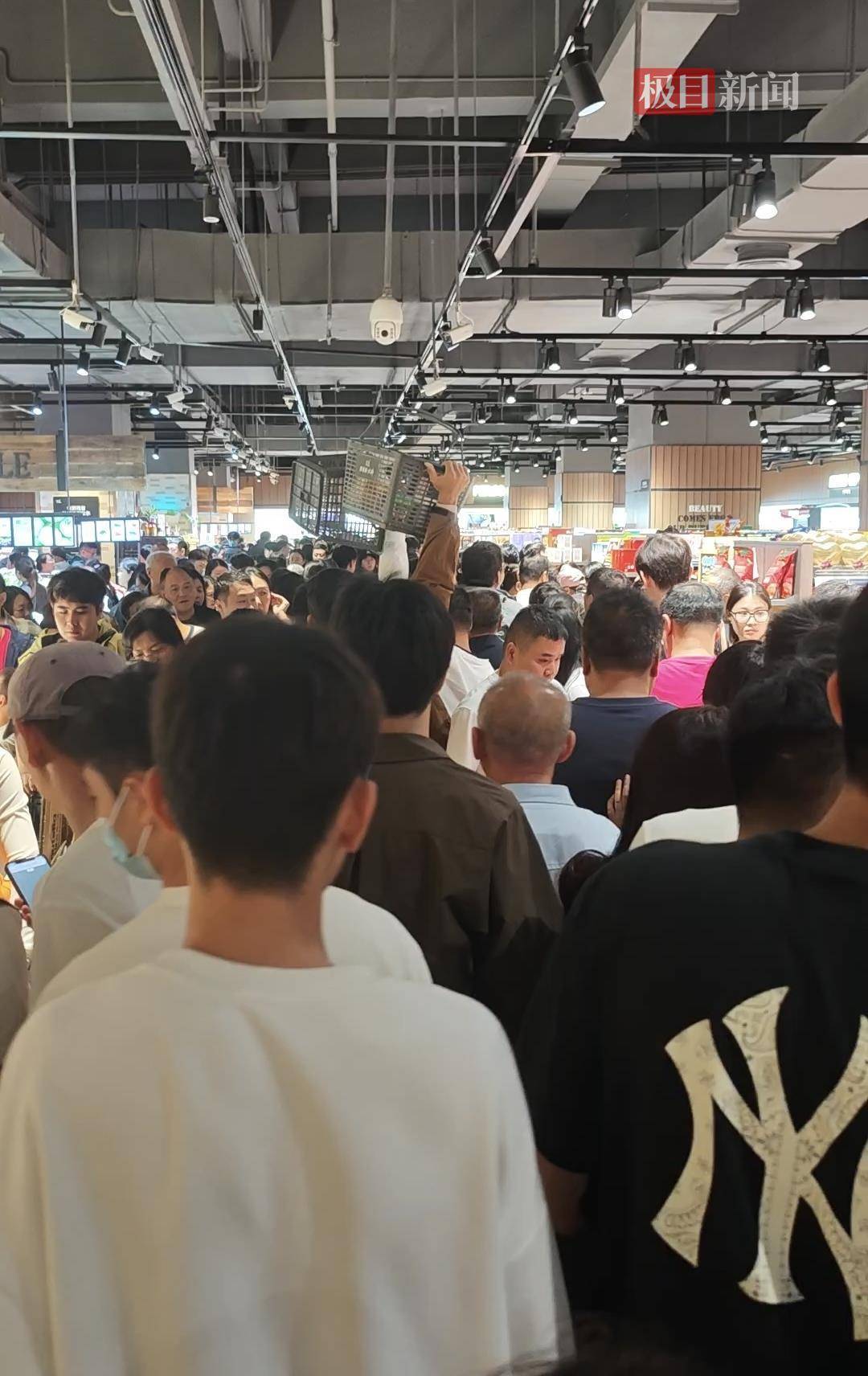 中秋夜的新乡胖东来能有多少人？多个收银口排起长队<strong></p>
<p>okex教学</strong>，有顾客举着购物篮在人群中穿行