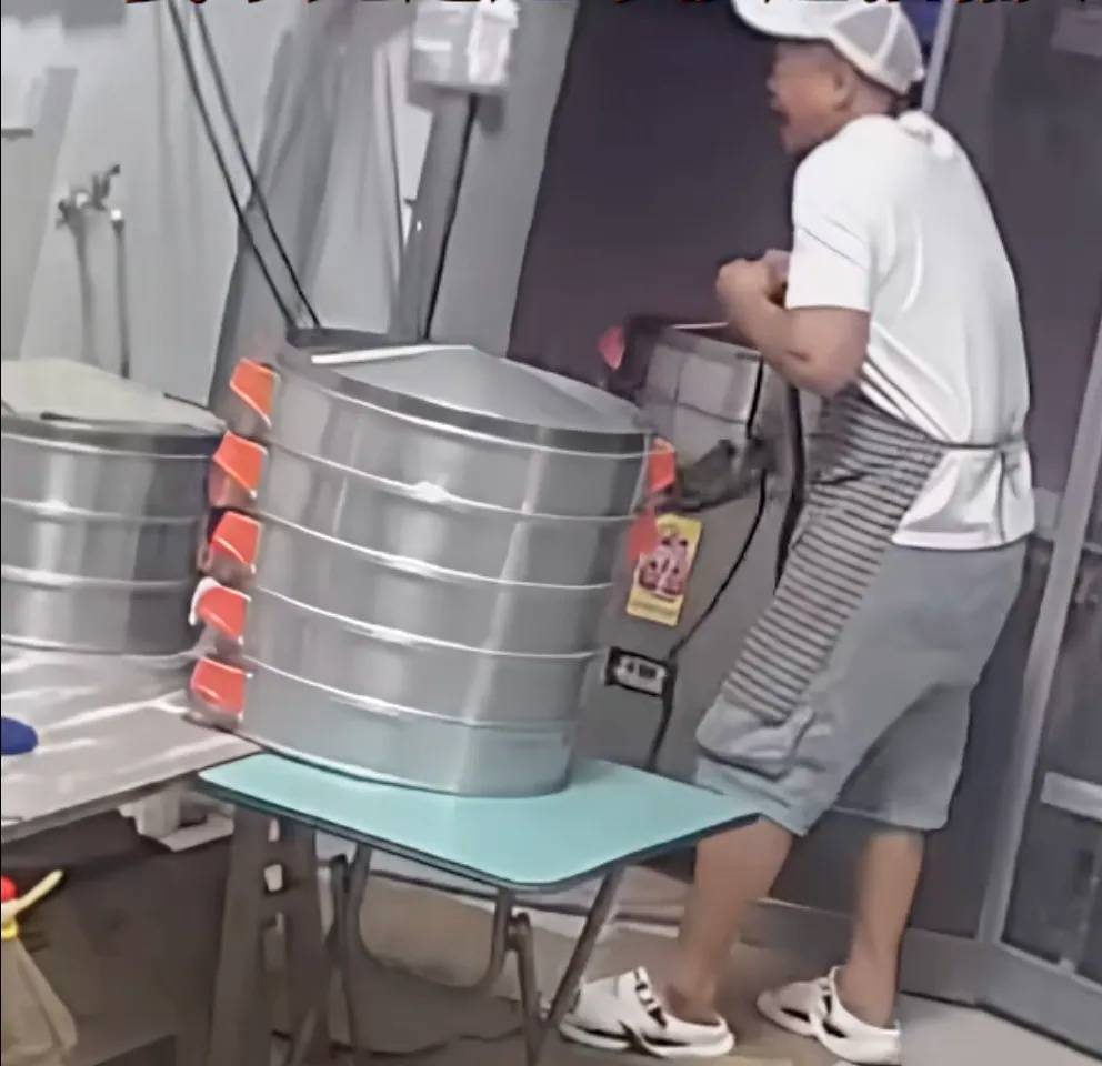 妻子抄起20斤油桶砸老公<strong></p>
<p>okex教学</strong>，“晚10秒，后果不堪设想……”