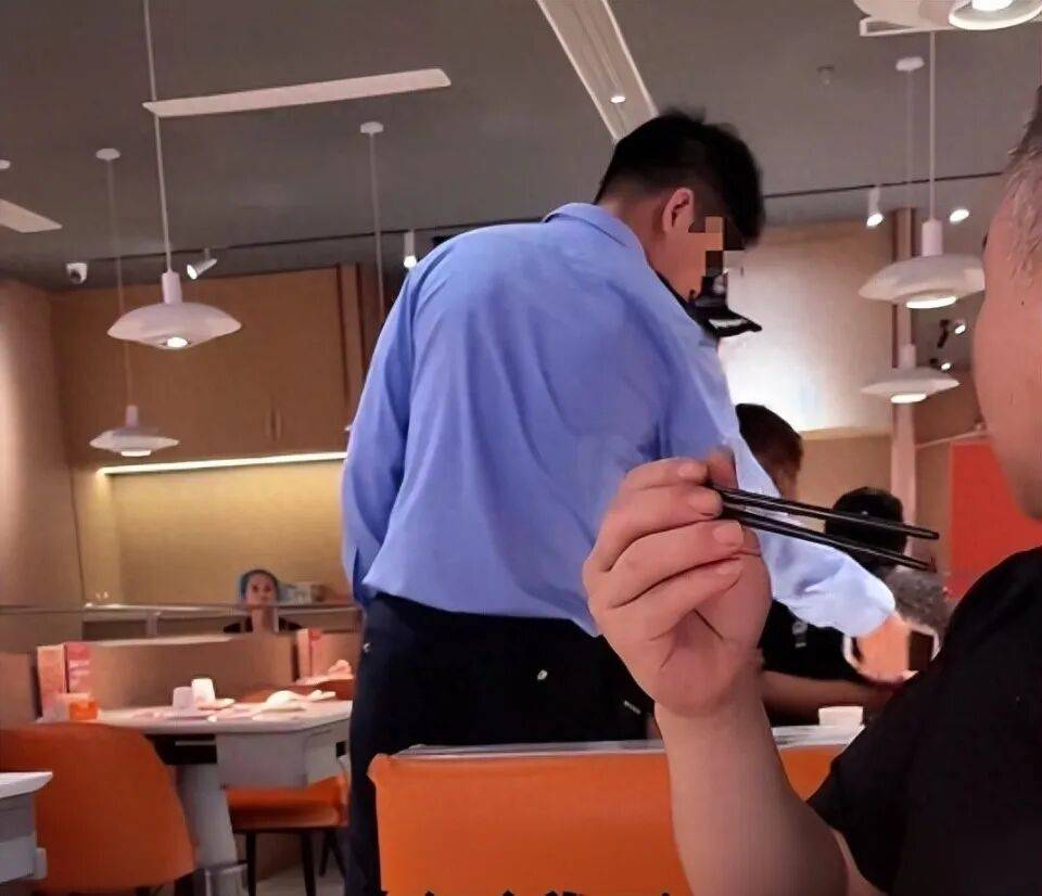 小伙和女友餐厅吃饭<strong></p>
<p>bsc转okex</strong>，被民警赶来戴铐带走；警方回应：其女友与一离家女孩“撞脸”，错抓已道歉