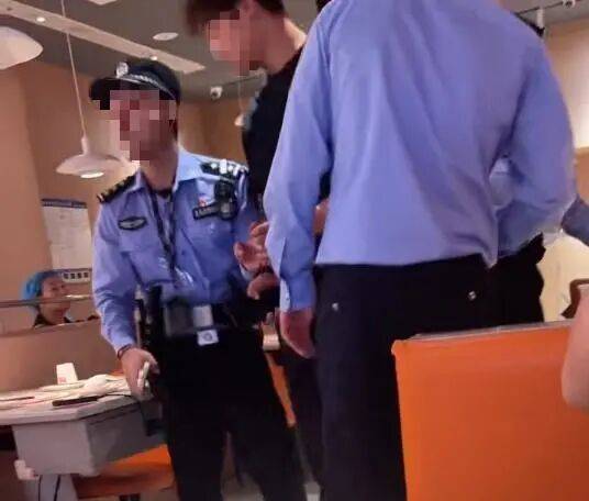 小伙和女友餐厅吃饭<strong></p>
<p>bsc转okex</strong>，被民警赶来戴铐带走；警方回应：其女友与一离家女孩“撞脸”，错抓已道歉