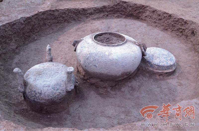 西安马腾空遗址考古发现青铜器窖藏坑 出土3件楚式风格青铜器 或与秦灭亡有关