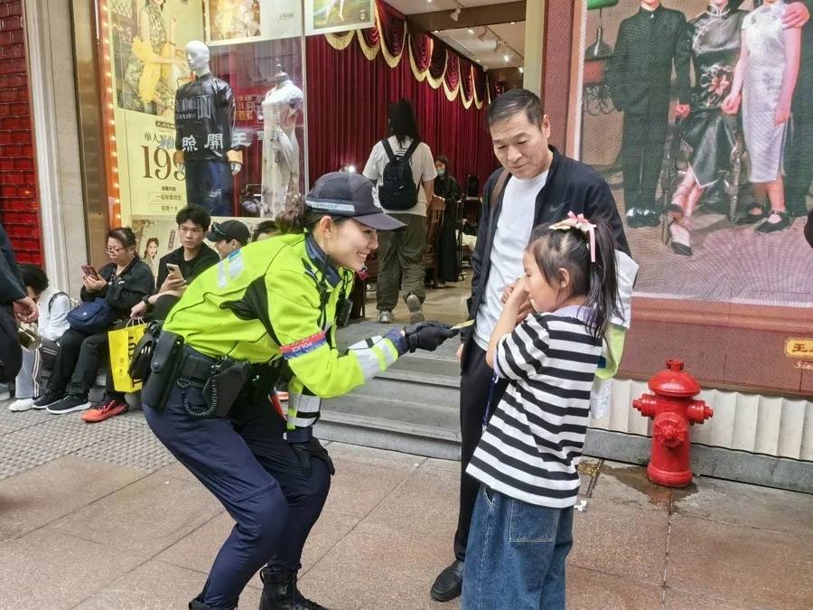 上海外滩“最美女警”被盯上！为了拍她<strong></p>
<p>okex官网</strong>，有人连续蹲守几天