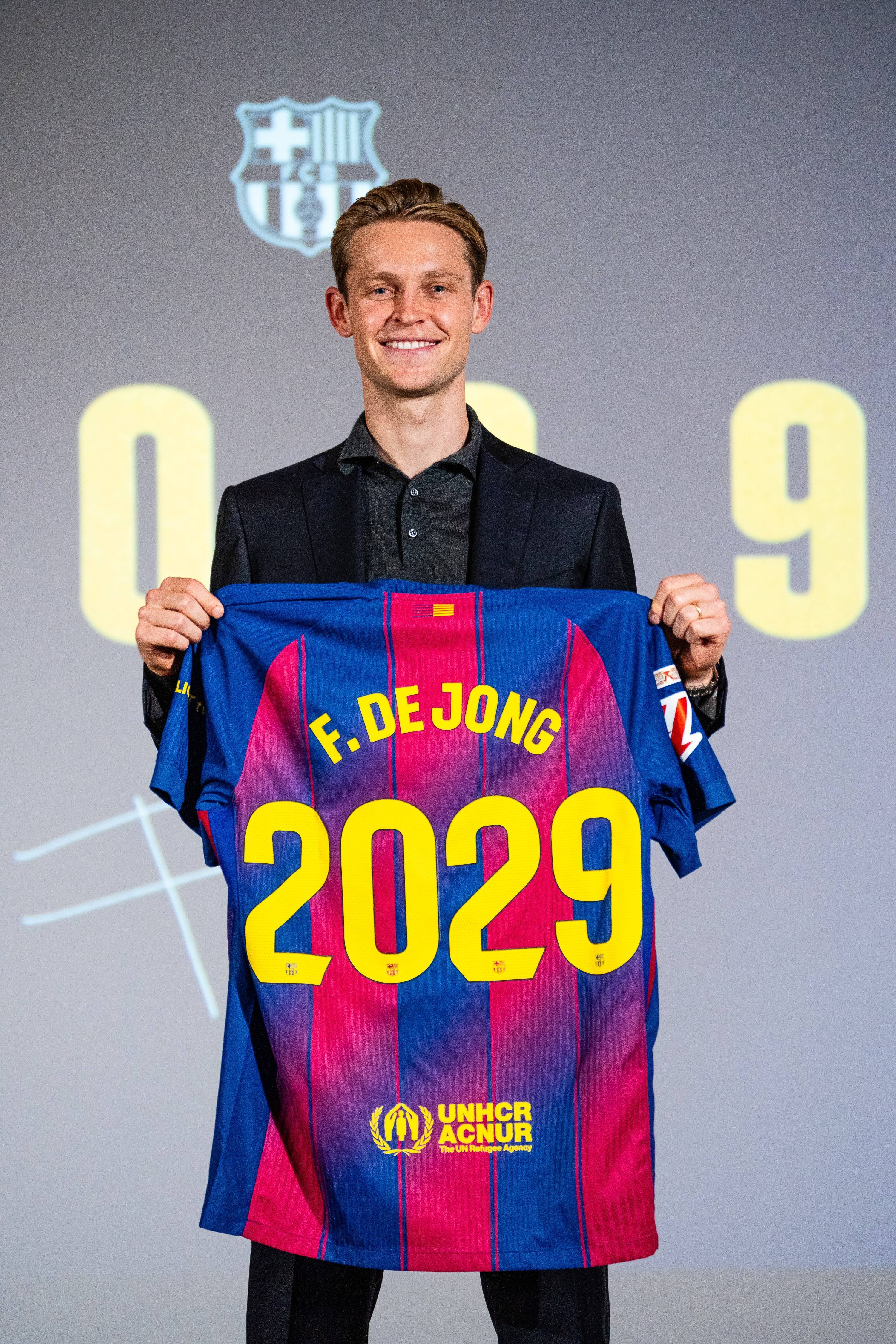 （体育）足球——巴萨与荷兰球星德容续约至2029年